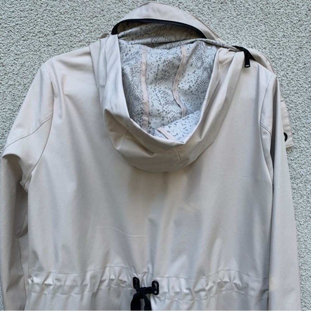 SOLD- bernardo women light raincoat jacket - Picture 7 of 9